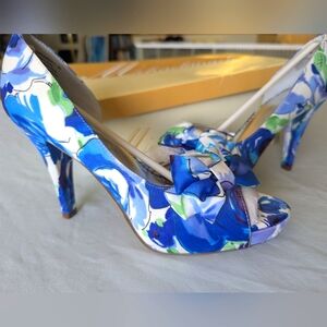 New In Box Blue Floral Heel Shoes With Bow
